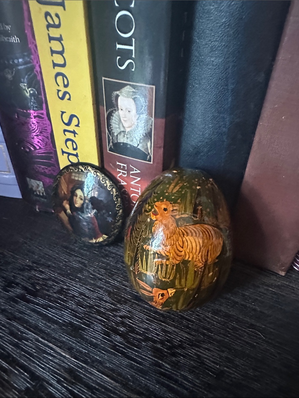 Beautiful Hand-Painted Bavarian Lacquered Egg and Decorative Pin/Brooch Set